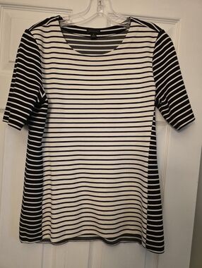Ann Taylor Black and White Striped Short Sleeve Tee